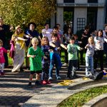 Teilnehmende singen und tanzen beim Altersheimbrunnen in einer der bisherigen Kinderspielwochen