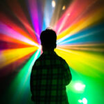 aus dem Kinderdisco-Film: Kind vor farbigen Lichtstrahlen